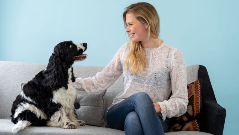 hund og ejer kigger på hinanden