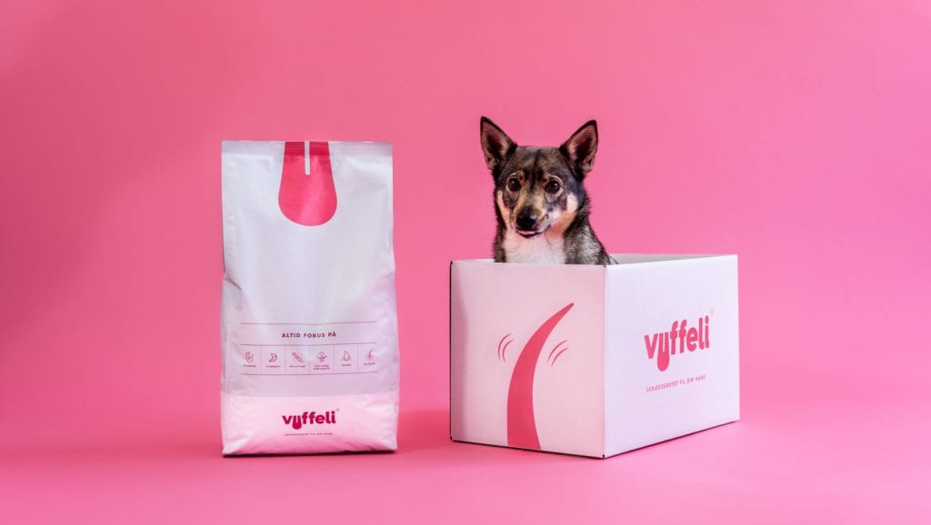 hund inde i vuffeli kasse som der har fået foderVuffeli hundeblog