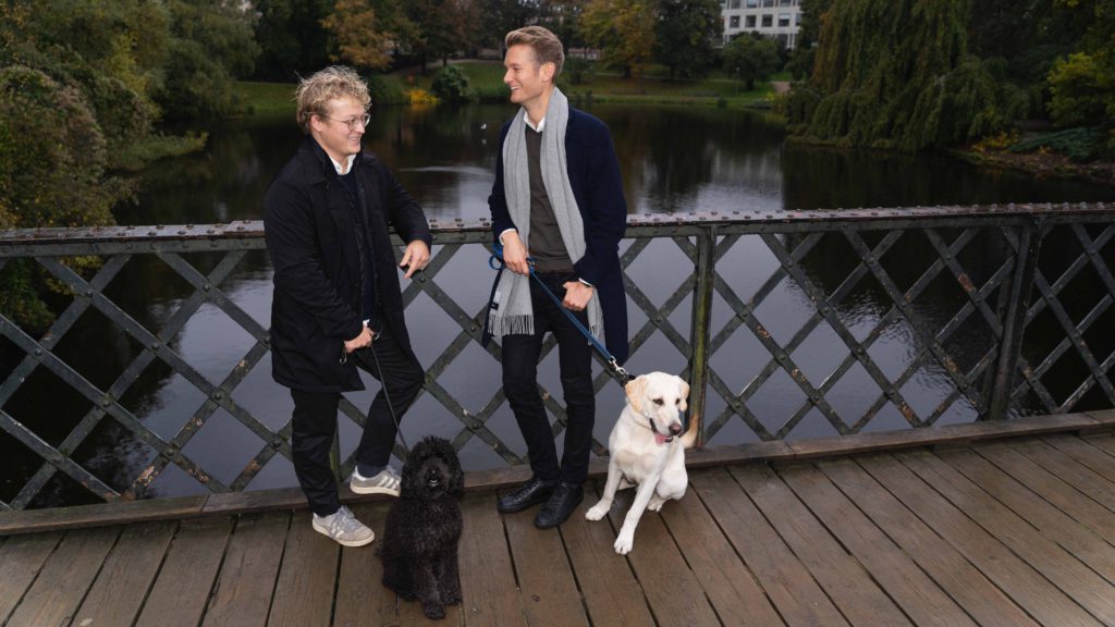 Mads Smith og Christian Yding går tur med hundeVuffeli hundeblog